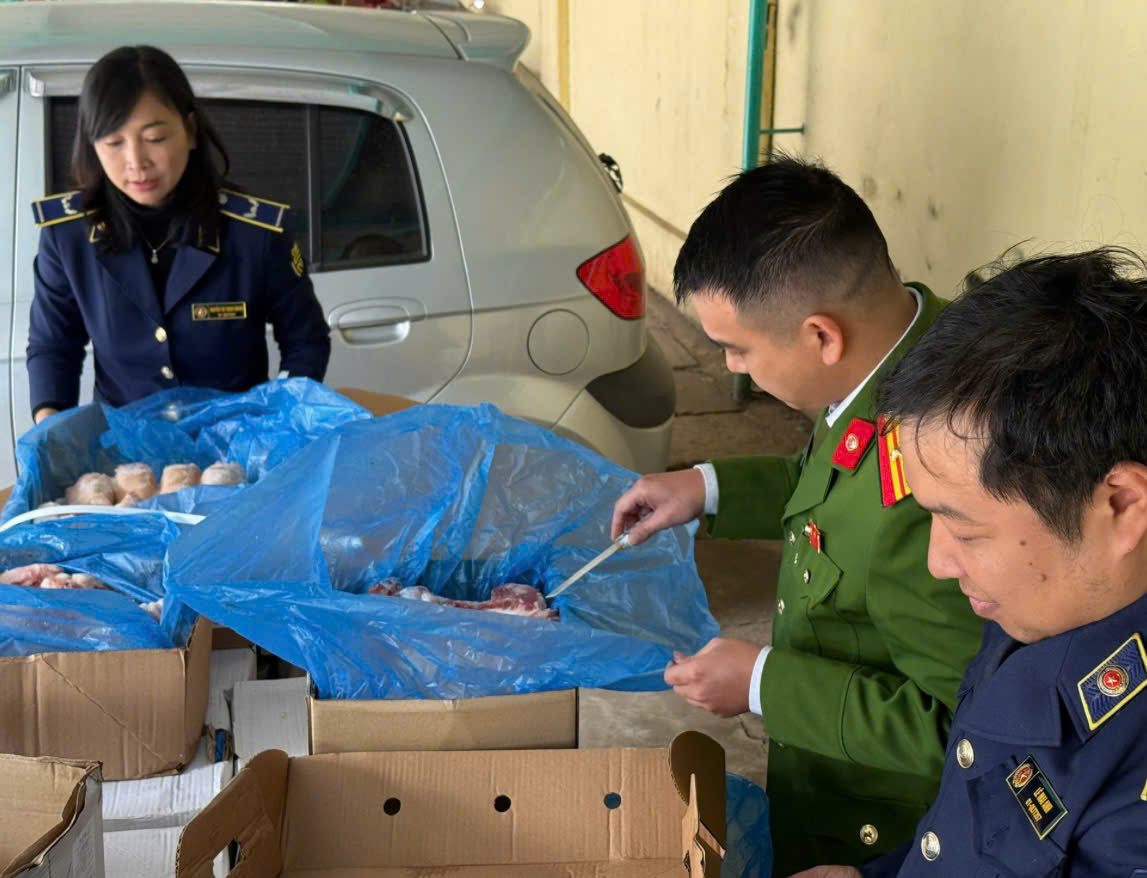 Phát hiện gần 2 tấn thực phẩm nhập lậu tại Hà Nội