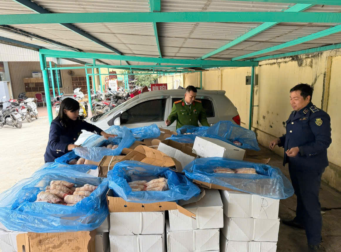 Ph&aacute;t hiện 1,6 tấn thực phẩm kh&ocirc;ng r&otilde; nguồn gốc.