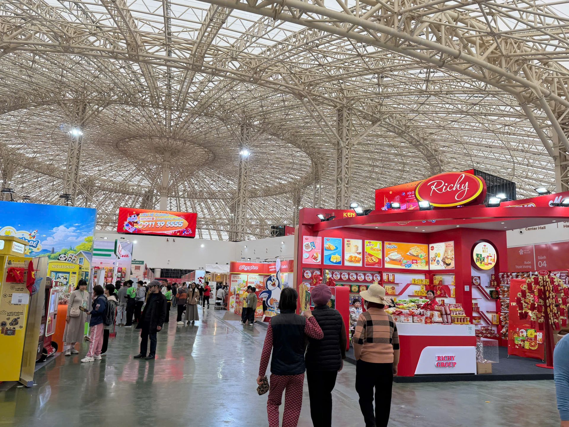 Khu vực trưng b&agrave;y b&ecirc;n trong hội chợ.