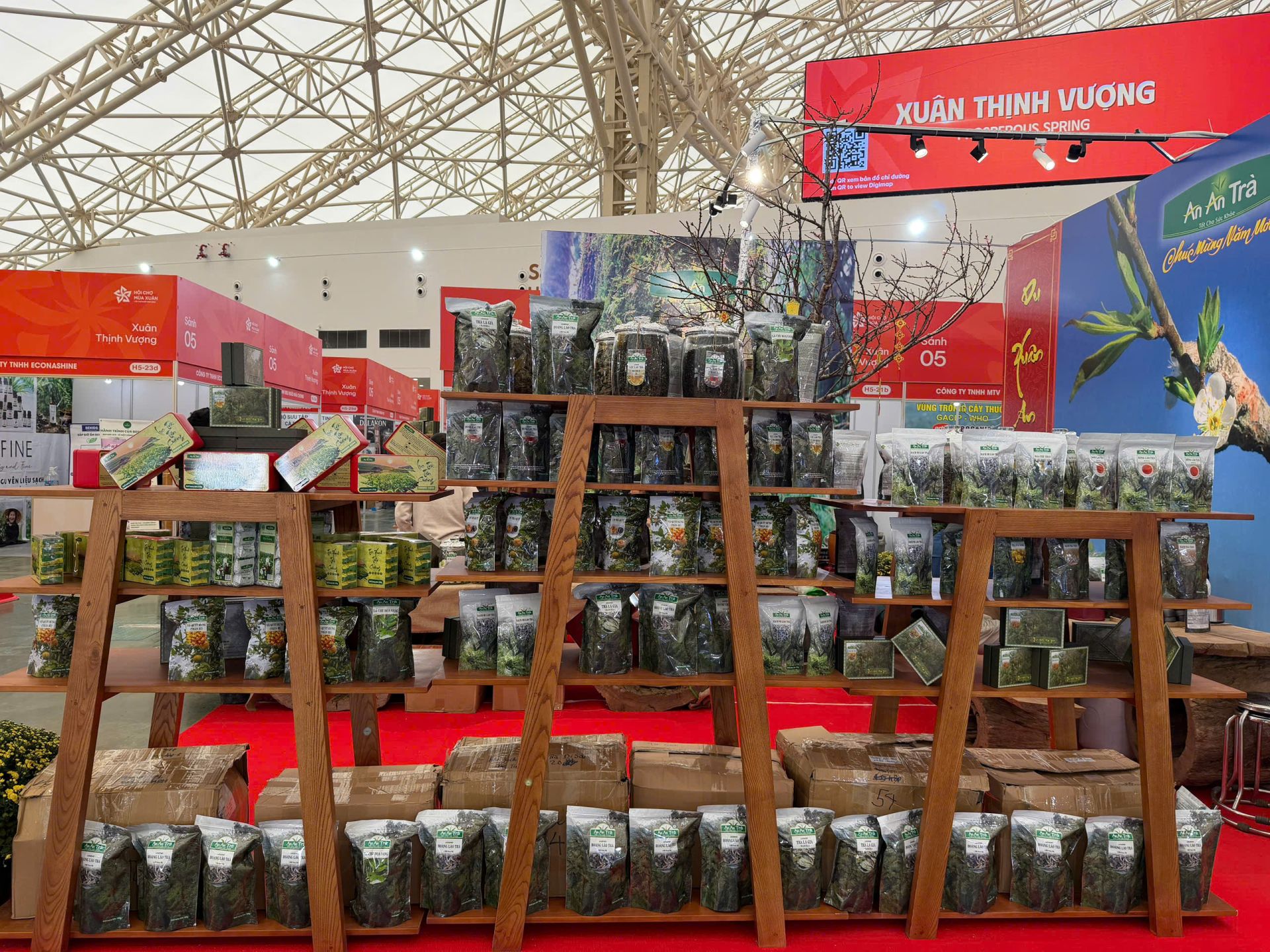 Nhiều doanh nghiệp giới thiệu sản phẩm n&ocirc;ng sản, tr&agrave; v&agrave; đặc sản v&ugrave;ng miền với h&igrave;nh thức trưng b&agrave;y mộc mạc, gần gũi.