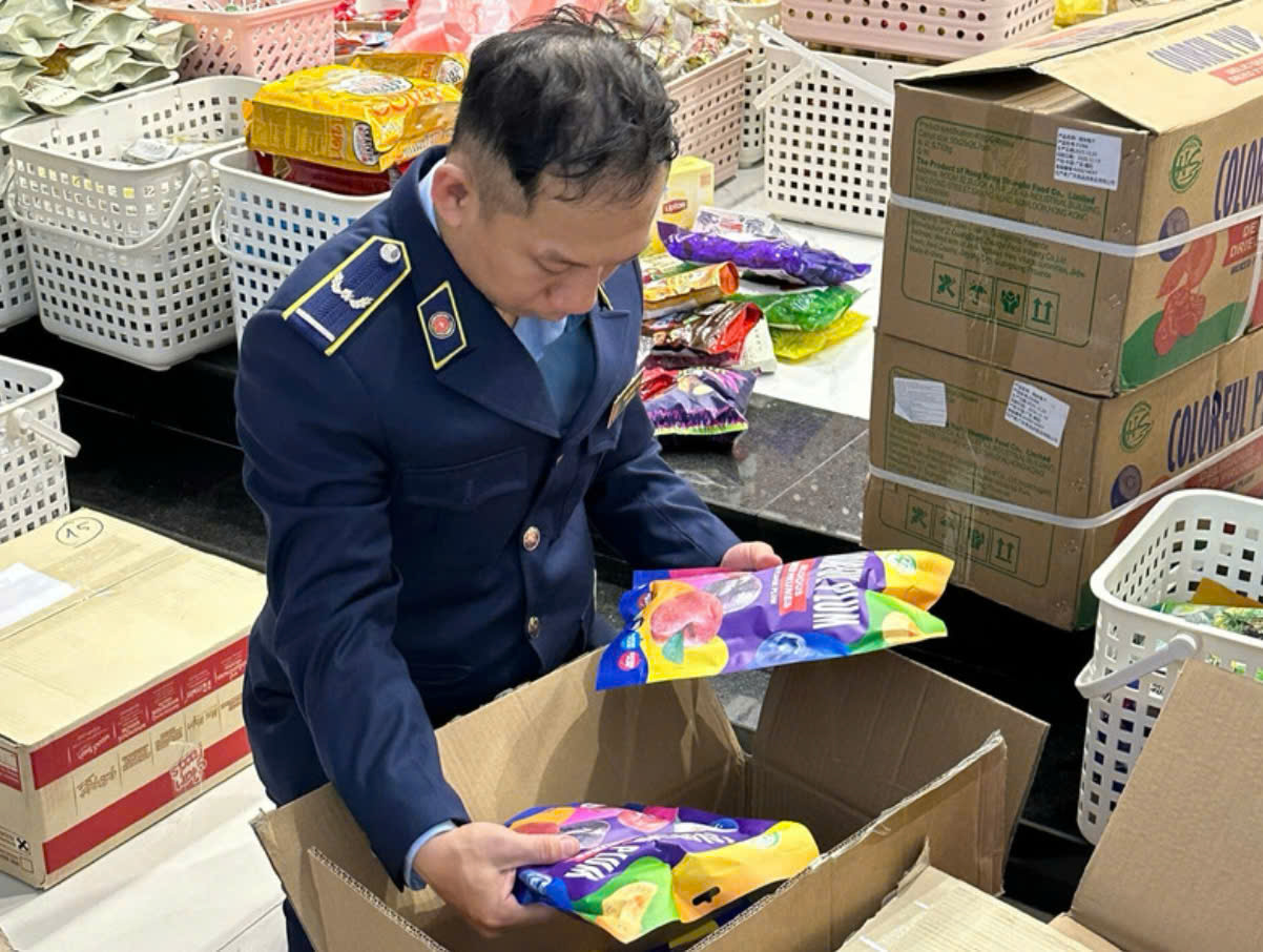 Hơn 2.400 thực phẩm trôi nổi bị thu giữ tại Đà Nẵng, nhiều sản phẩm quá hạn sử dụng