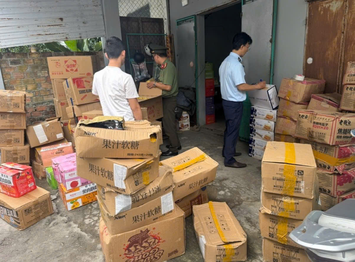 Đội Quản l&yacute; thị trường số 2, Chi cục Quản l&yacute; thị trường Đ&agrave; Nẵng phối hợp với C&ocirc;ng an th&agrave;nh phố kiểm tra địa điểm kinh doanh tại phường Thanh Kh&ecirc;. (Ảnh: QLTT Đ&agrave; Nẵng)