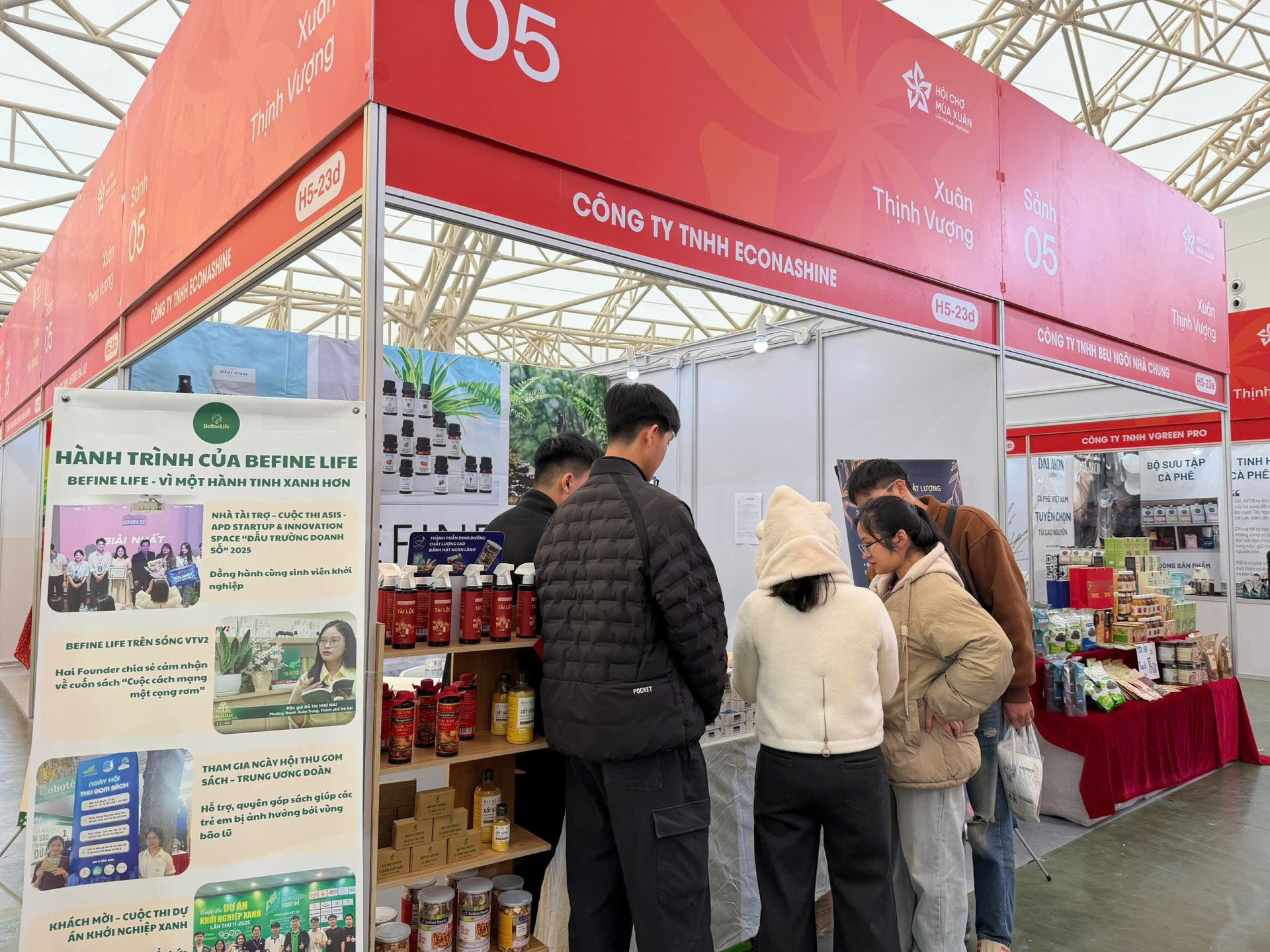 Sản phẩm nước tắm m&ugrave;i gi&agrave; v&agrave; nước lau b&agrave;n thờ được kh&aacute;ch h&agrave;ng quan t&acirc;m.