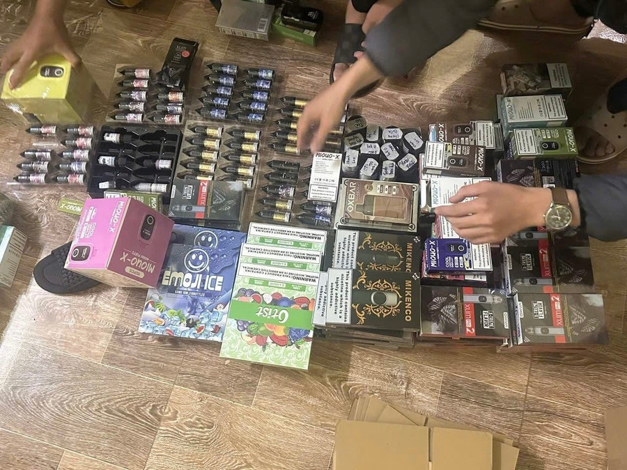 Thu giữ hàng chục máy thuốc lá điện tử