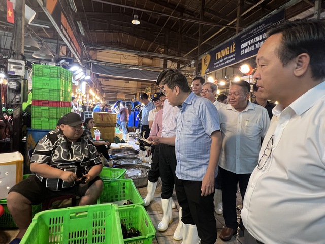 Ph&oacute; Chủ tịch UBND TPHCM v&agrave; đo&agrave;n c&ocirc;ng t&aacute;c của Th&agrave;nh phố khảo s&aacute;t tại chợ B&igrave;nh Điền. - Ảnh: VGP/LA
