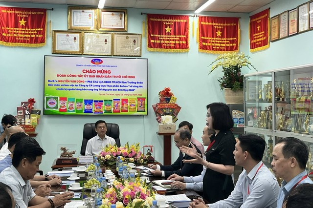 Ph&oacute; Chủ tịch UBND TPHCM l&agrave;m việc tại C&ocirc;ng ty Cổ phần Lương thực Thực phẩm Safoco - Ảnh: VGP/LA