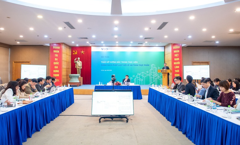 Hội thảo "Th&aacute;o gỡ vướng mắc trong thực hiện ch&iacute;nh s&aacute;ch ph&aacute;p luật mới về an to&agrave;n thực phẩm" - Ảnh: VGP