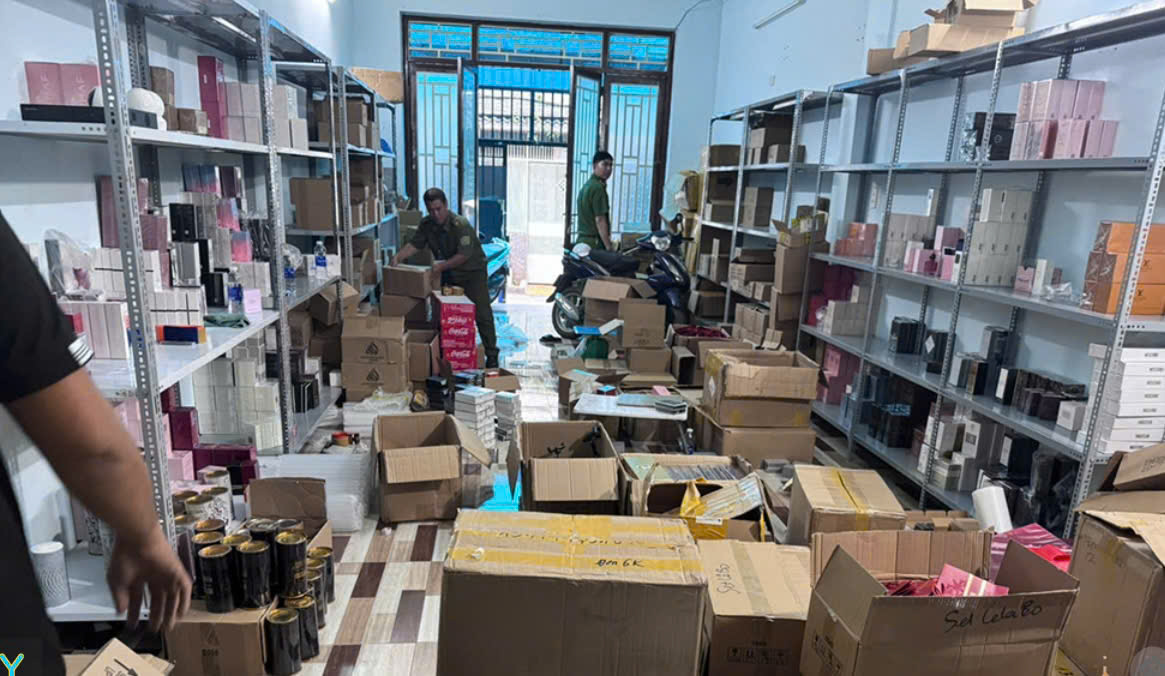 Bắt 4 đối tượng trong đường dây tiêu thụ hơn 10.000 chai nước hoa giả