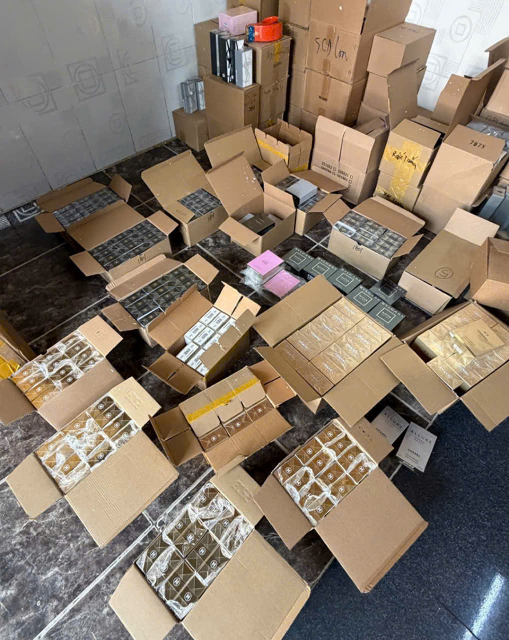 C&ocirc;ng an kh&aacute;m x&eacute;t h&agrave;ng loạt kho h&agrave;ng. (Ảnh: CA)