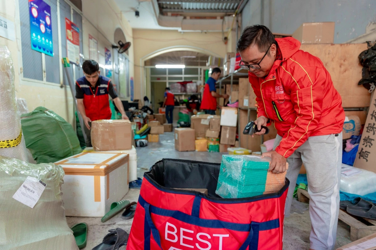 Cận Tết, cuộc chạy đua giao hàng và nỗi lo "quà đến sau mùng 3"