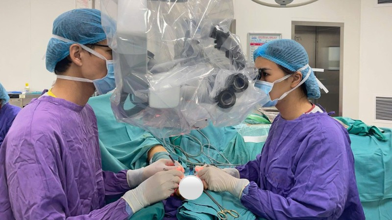 Nối vi phẫu ngón tay bị tổn thương nặng do chặt thịt gà