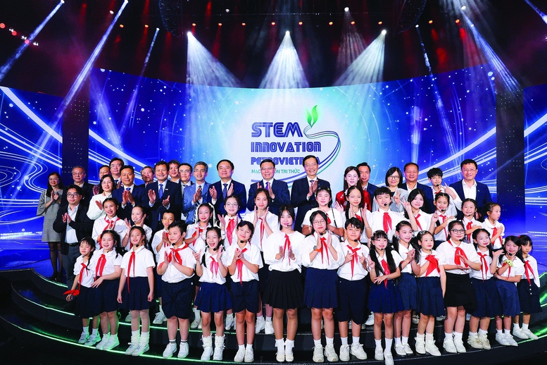 Quyền Bộ trưởng Bộ C&ocirc;ng Thương L&ecirc; Mạnh H&ugrave;ng, Chủ tịch HĐTV Petrovietnam L&ecirc; Ngọc Sơn, Ph&oacute; B&iacute; thư Thường trực Đảng ủy Tập đo&agrave;n Trần Quang Dũng v&agrave; c&aacute;c em học sinh tham dự chương tr&igrave;nh cầu truyền h&igrave;nh trực tiếp &ldquo;Mạch nguồn tri thức - STEM Innovation Petrovietnam&rdquo;