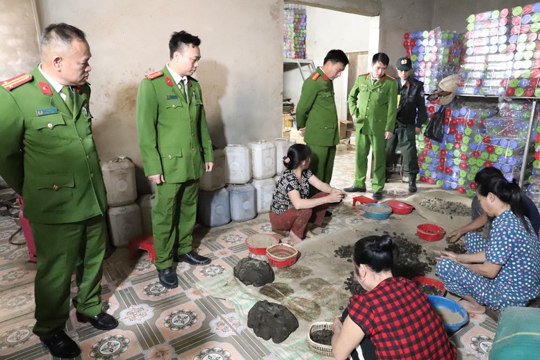 C&aacute;c đối tượng đang trực tiếp trộn phụ gia v&agrave; thuốc t&acirc;n dược, vo vi&ecirc;n, đ&oacute;ng g&oacute;i thuốc giả chuẩn bị đưa ra thị trường - Ảnh: BCA