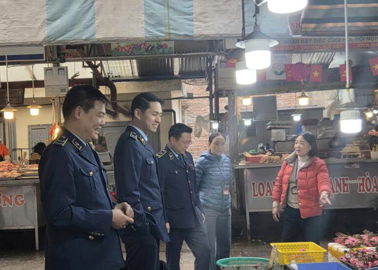 Đội Quản l&yacute; thị trường số 5 kiểm tra tại chợ H&ocirc;m &ndash; Đức Vi&ecirc;n, Kh&ocirc;ng gian Tết Việt 2026 tại C&ocirc;ng vi&ecirc;n Thống Nhất v&agrave; c&aacute;c chợ thuộc địa b&agrave;n phường Bạch Mai, Vĩnh Tuy, Vĩnh Hưng.