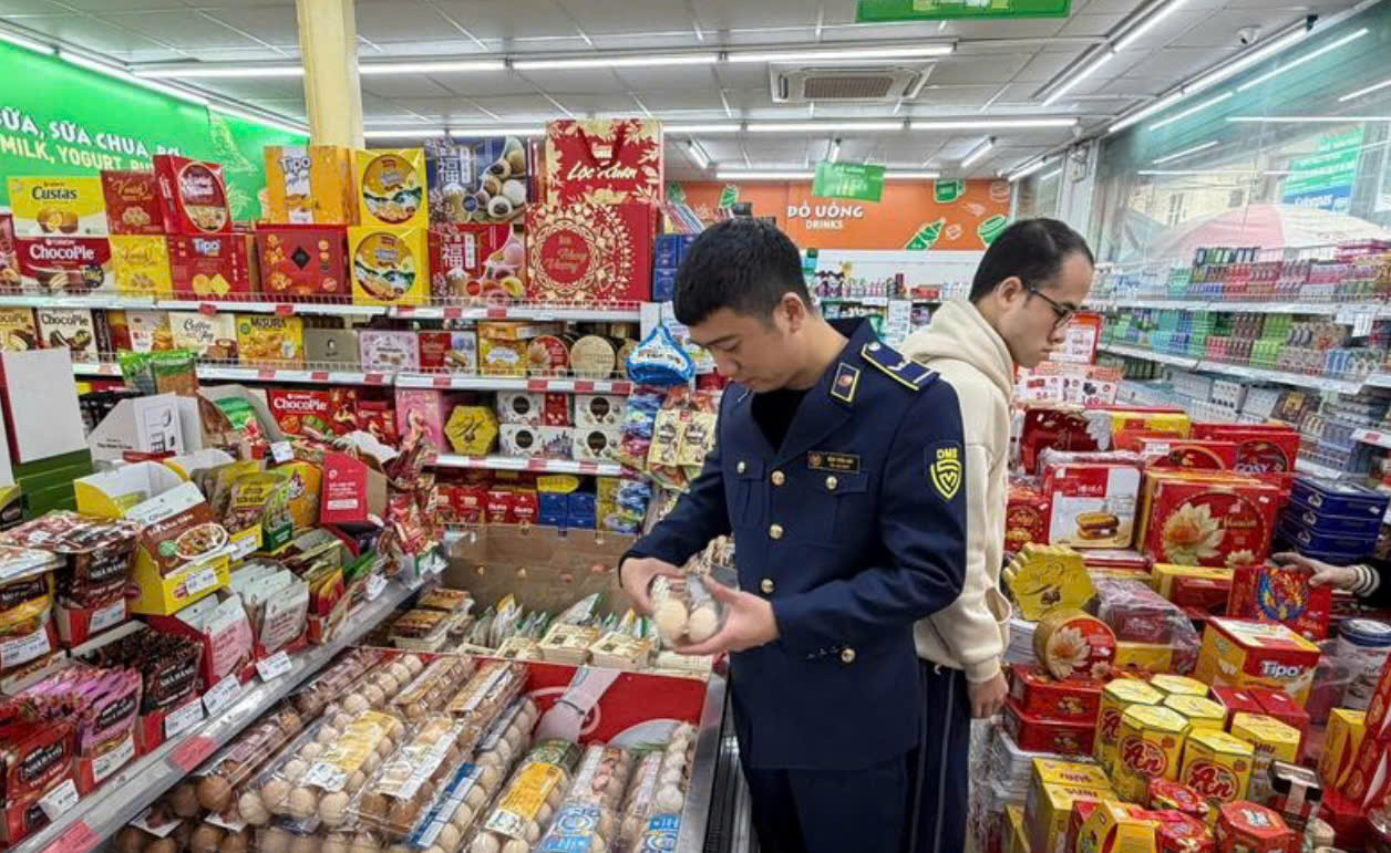 C&aacute;n bộ Đội Quản l&yacute; thị trường số 2 đi thực tế, khảo s&aacute;t gi&aacute; tại si&ecirc;u thị.