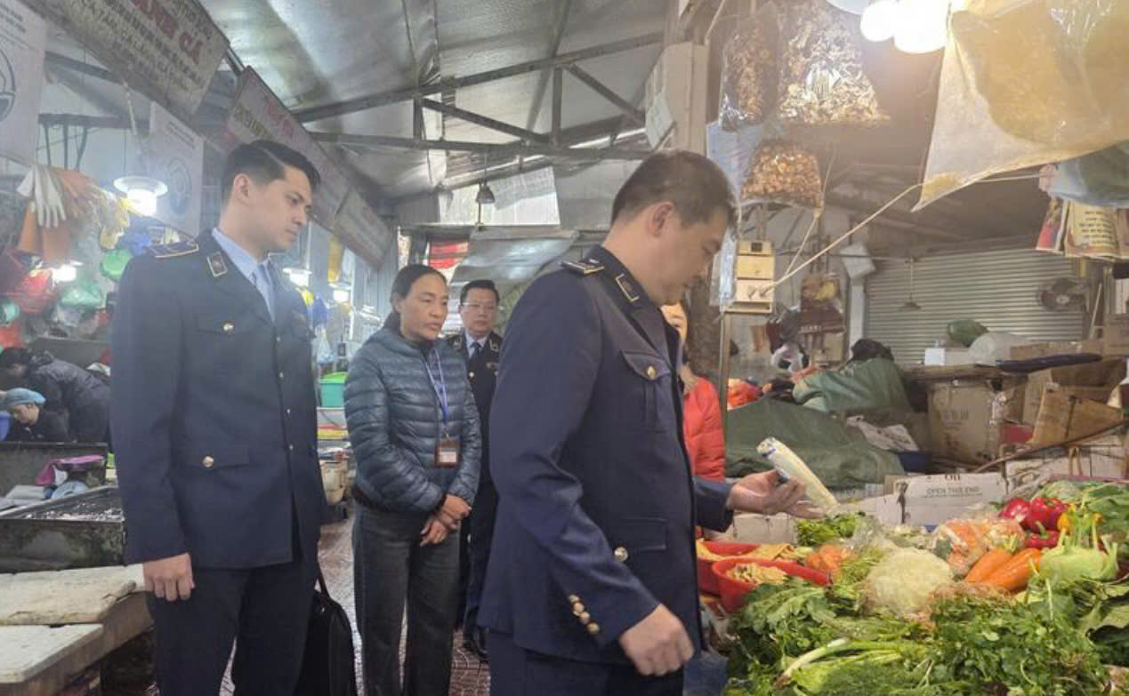 Khảo s&aacute;t gi&aacute; rau tại chợ d&acirc;n sinh.