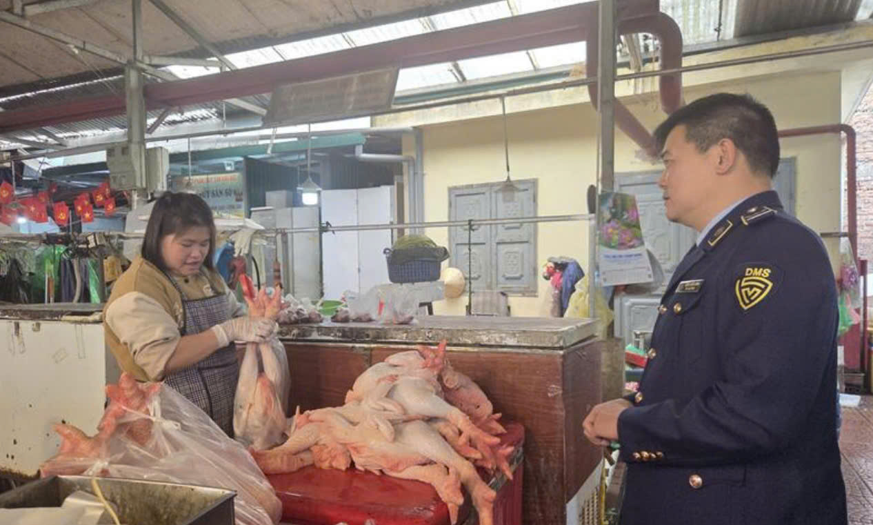 C&aacute;n bộ Quản l&yacute; thị trường H&agrave; Nội kiểm so&aacute;t, nắm bắt t&igrave;nh h&igrave;nh thực tế tại khu kinh doanh thực phẩm ở chợ d&acirc;n sinh tr&ecirc;n địa b&agrave;n th&agrave;nh phố chiều 12/2.