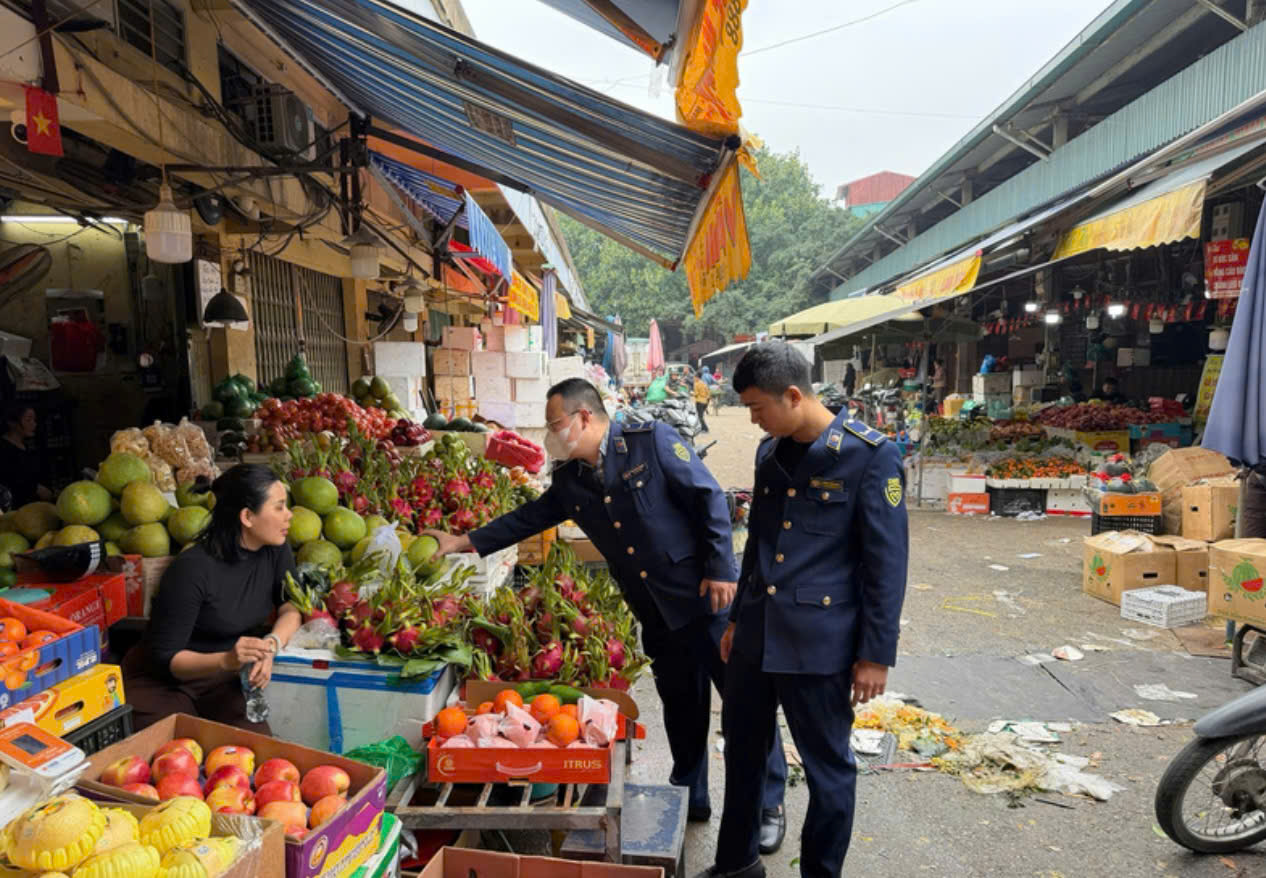 C&aacute;n bộ Đội Quản l&yacute; thị trường số 2 đi thực tế, khảo s&aacute;t gi&aacute; hoa quả dịp Tết.