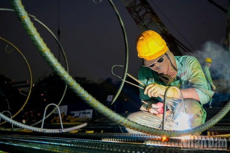 Dồn lực thi công “xuyên Tết” cầu Trần Hưng Đạo, quyết tâm hoàn thành giữa năm 2027