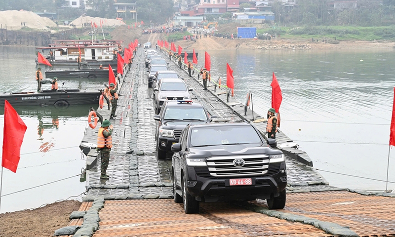 Thủ tướng gửi thư khen các đơn vị hoàn thành cầu phao bắc qua sông Lô
