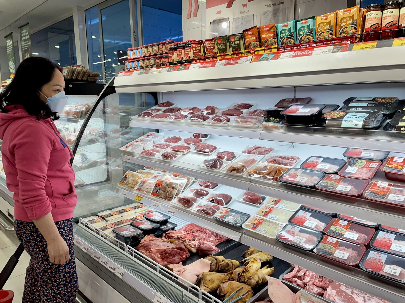 Thị trường hàng hóa mùng 4 Tết Bính Ngọ: Nguồn cung dồi dào, giá cả bình ổn