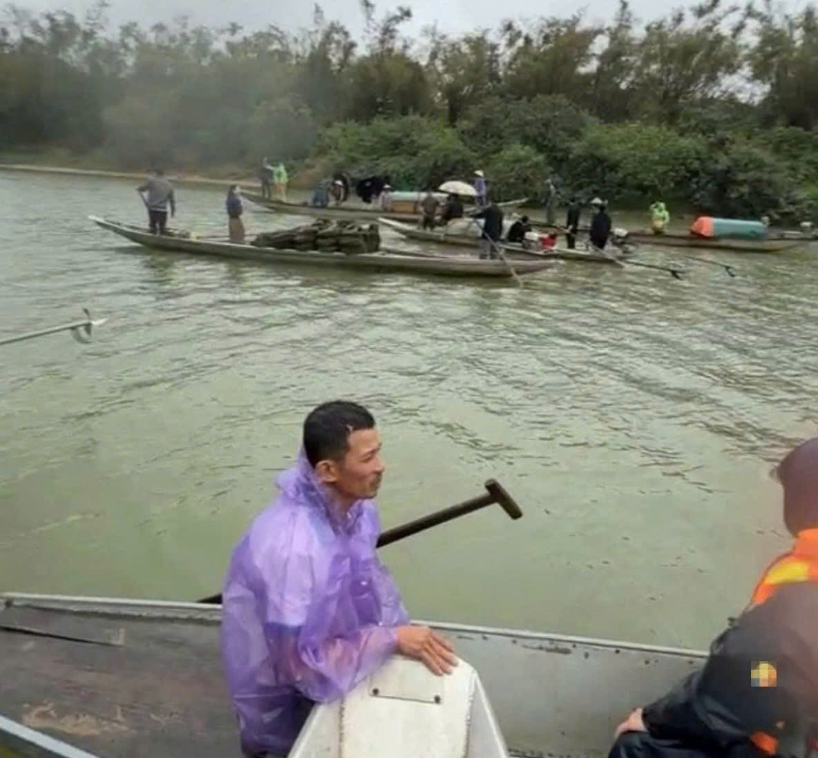 Lật thuyền chở 7 người trong một gia đình vào mùng 3 Tết, 2 người tử vong