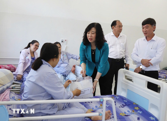 Tiến tới miễn viện phí cho người dân: Giải pháp đột phá và nhân văn