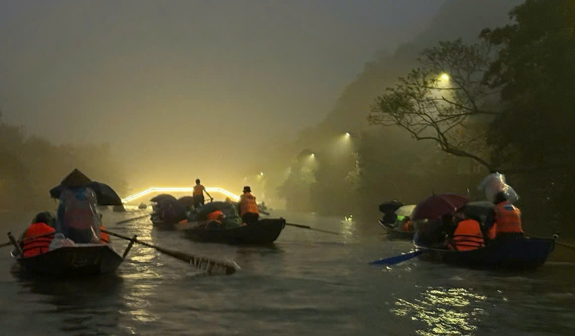 Từng đo&agrave;n thuyền lặng lẽ rẽ nước giữa khung cảnh n&uacute;i non ẩn hiện trong sương.