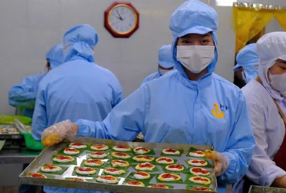 Đội ngũ Hue One Food may mắn nhận được sự đồng h&agrave;nh của c&aacute;c nghệ nh&acirc;n ẩm thực am hiểu văn ho&aacute; Huế.