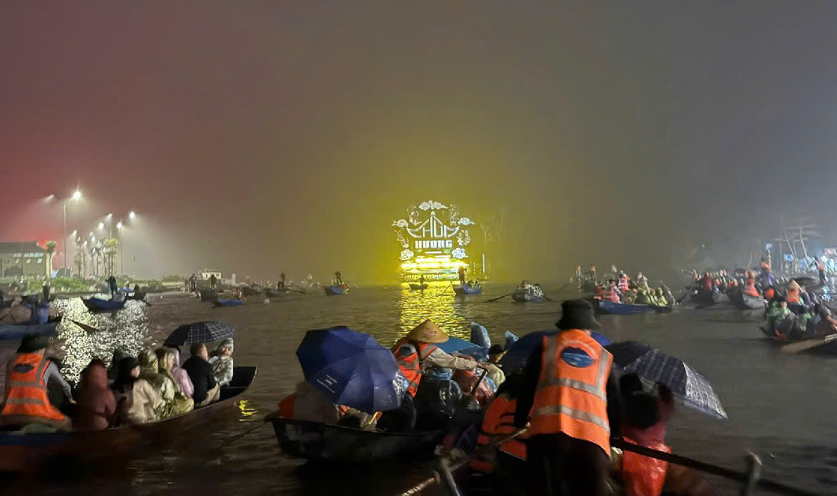 Hàng vạn du khách đổ về chùa Hương ngày khai hội, bến Yến ken đặc người