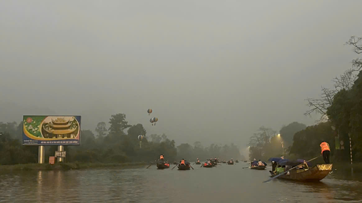 Kh&aacute;ch h&agrave;nh hương tiến s&acirc;u v&agrave;o quần thể di t&iacute;ch d&ugrave; thời tiết mưa v&agrave; lạnh.