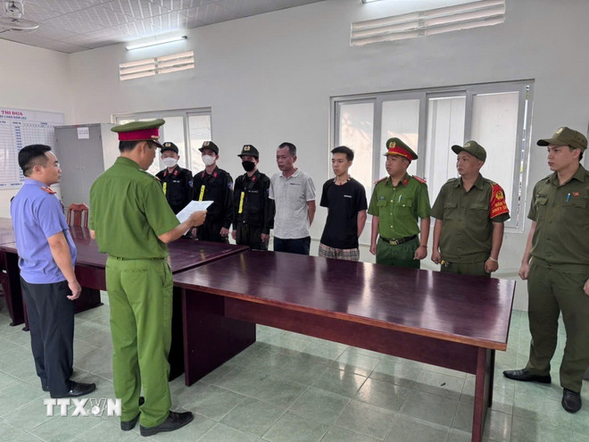 Tạm giữ các đối tượng gây rối, cướp giật tài sản tại TP Hồ Chí Minh