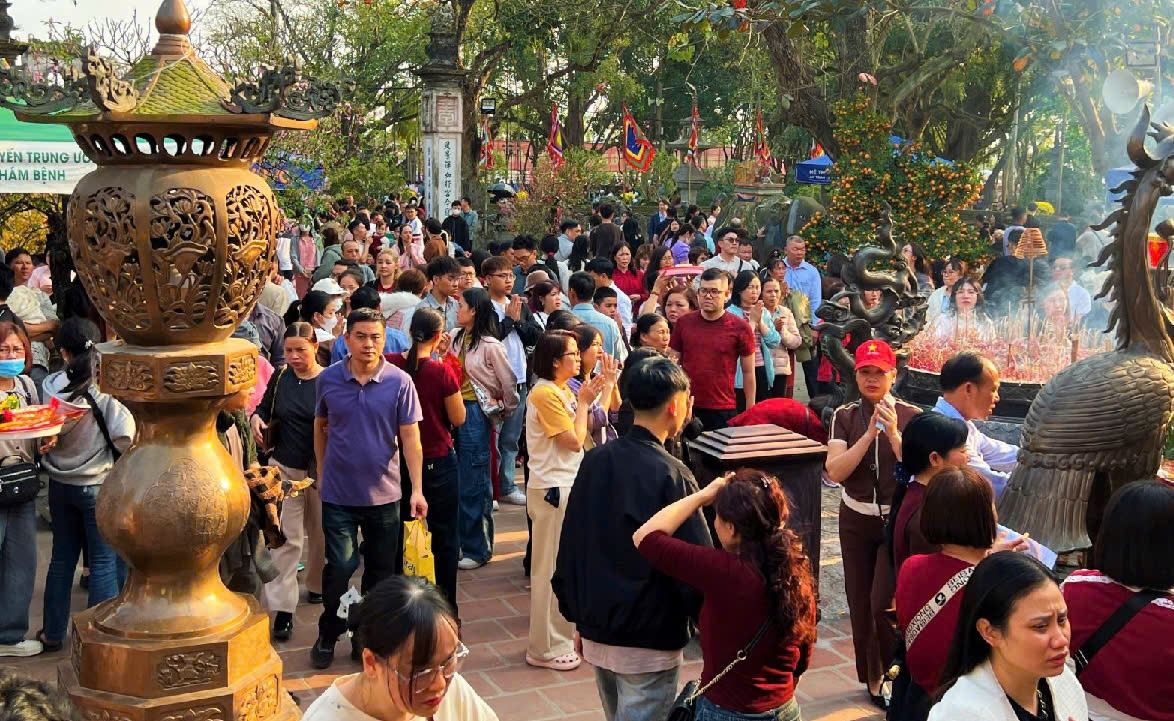 H&agrave;ng ng&agrave;n du kh&aacute;ch đến xin ấn đầu năm tại Đền Trần (Nam Định cũ)