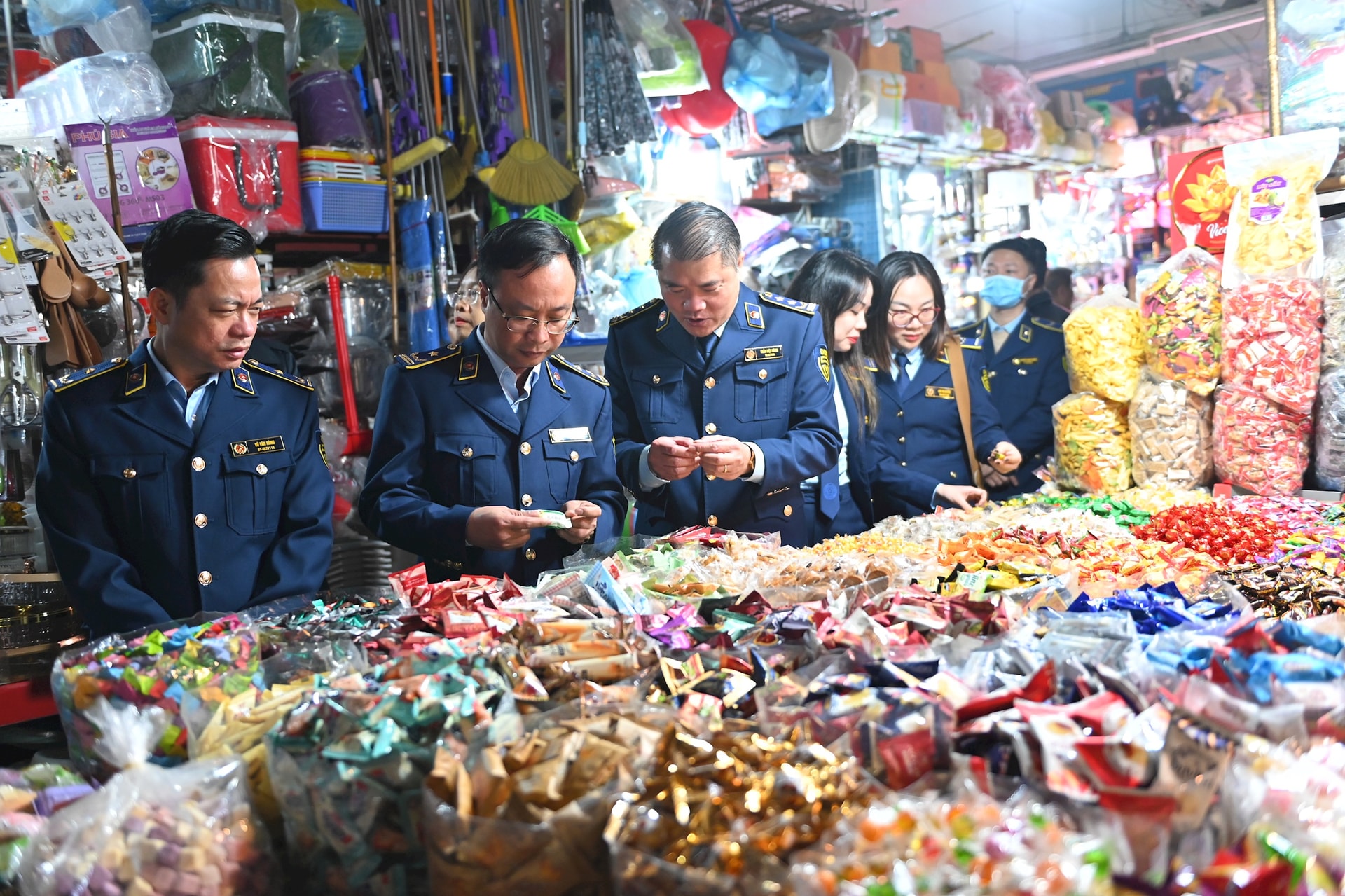 Siết chặt công tác chống buôn lậu, gian lận thương mại và bảo vệ quyền lợi người tiêu dùng