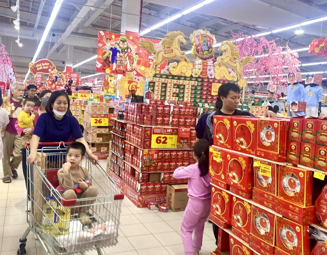 Người d&acirc;n mua sắm h&agrave;ng h&oacute;a tại si&ecirc;u thị dịp Tết B&iacute;nh Ngọ 2026. Ảnh: VGP/Th&ugrave;y Linh