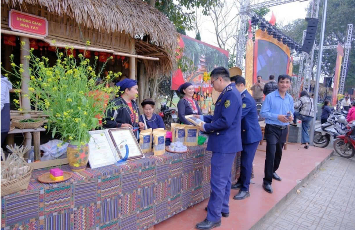 Siết chặt kiểm tra thị trường, bảo đảm an toàn thực phẩm mùa lễ hội đầu năm