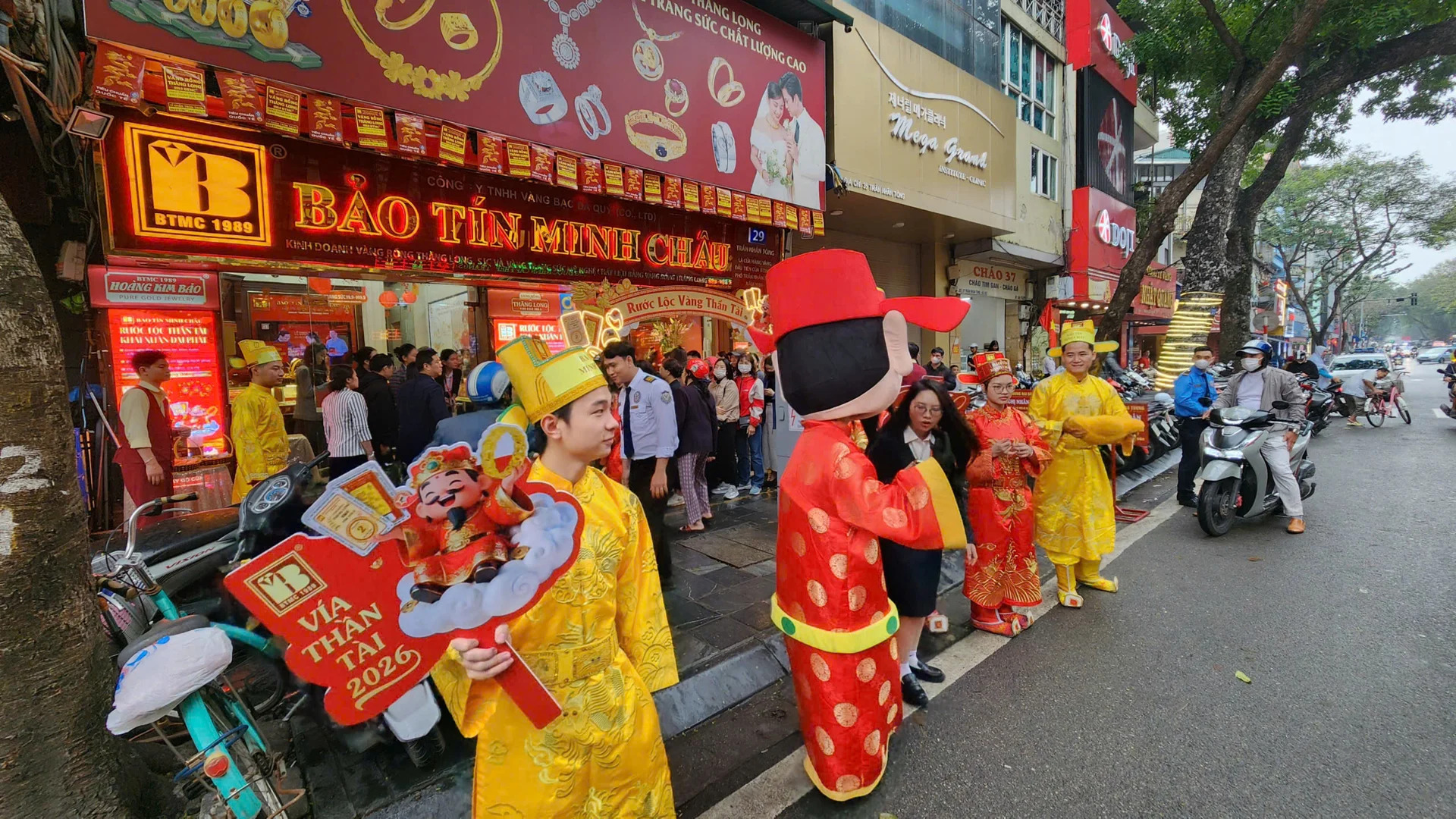 Giá vàng ngày vía Thần Tài 10 năm qua: Từ mua cầu may đến “cơn sóng” tài sản