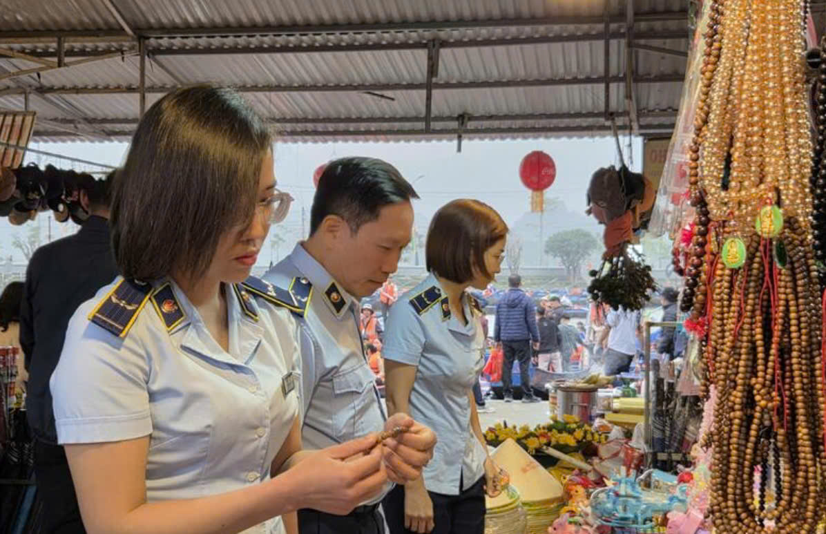 Kiểm tra h&agrave;ng h&oacute;a tại Đền Tr&igrave;nh.