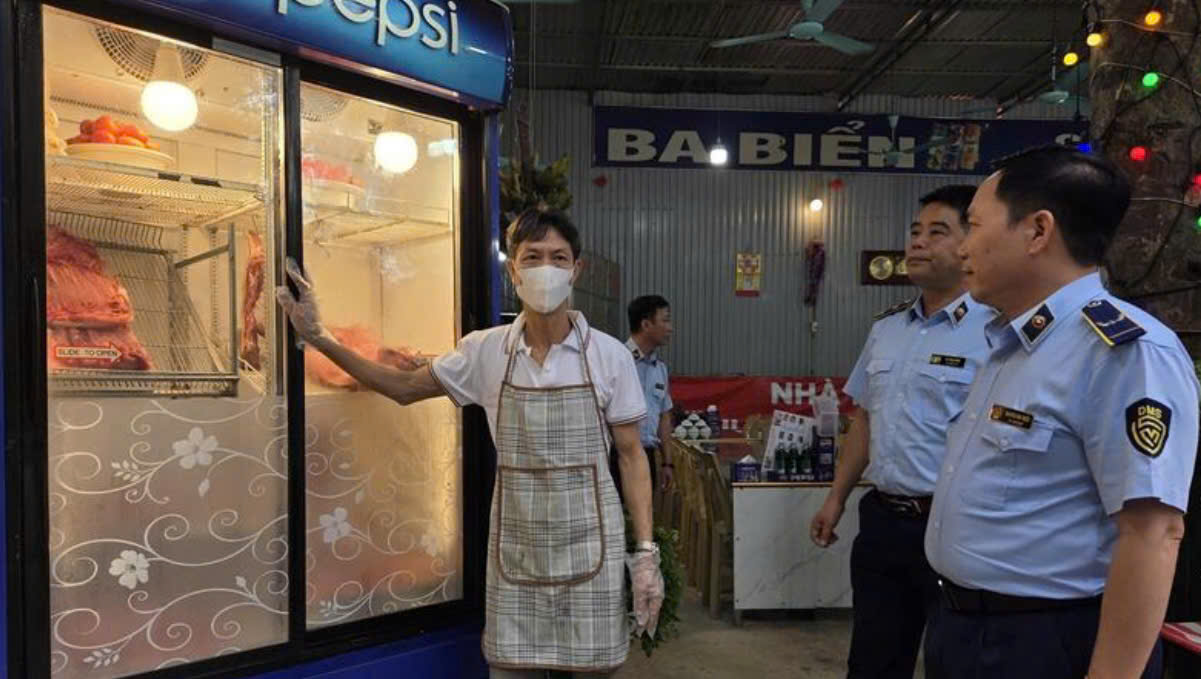 Lực lượng Quản l&yacute; thị trường kiểm tra nguồn gốc h&agrave;ng h&oacute;a, điều kiện bảo quản thực phẩm v&agrave; tuy&ecirc;n truyền tới cơ sở kinh doanh về bảo đảm an to&agrave;n vệ sinh thực phẩm trong m&ugrave;a lễ hội.