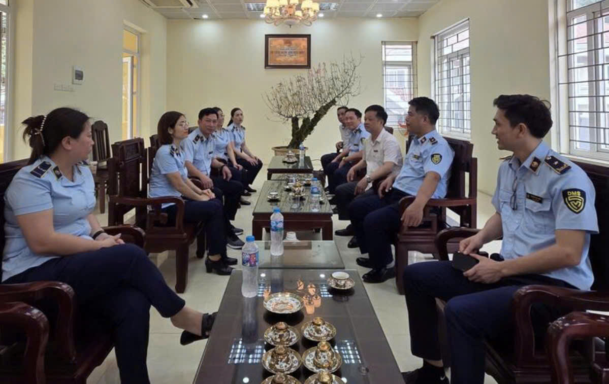 Đội Quản l&yacute; thị trường số 23 trao đổi với Ban Tổ chức Lễ hội du lịch Ch&ugrave;a Hương nhằm thống nhất phương &aacute;n phối hợp trước buổi kiểm tra, kiểm so&aacute;t thị trường h&agrave;ng h&oacute;a.