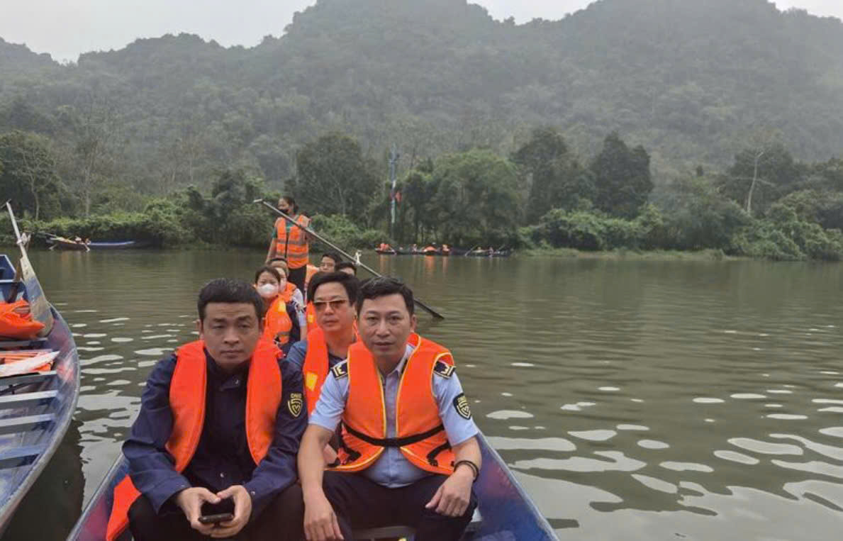 Lực lượng Quản l&yacute; thị trường di chuyển bằng thuyền v&agrave;o khu vực trung t&acirc;m lễ hội Ch&ugrave;a Hương để triển khai c&ocirc;ng t&aacute;c kiểm tra, kiểm so&aacute;t thị trường.