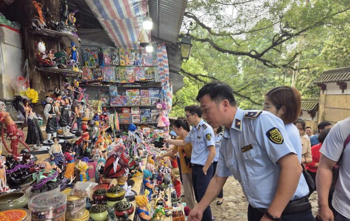 Lực lượng Quản l&yacute; thị trường kiểm tra mặt h&agrave;ng đồ chơi, h&agrave;ng lưu niệm b&agrave;y b&aacute;n tại khu vực lễ hội.