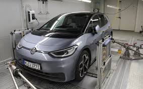 Ô tô điện toàn cầu bước sang giai đoạn mới: Từ chạy đua sản lượng đến ưu tiên công nghệ