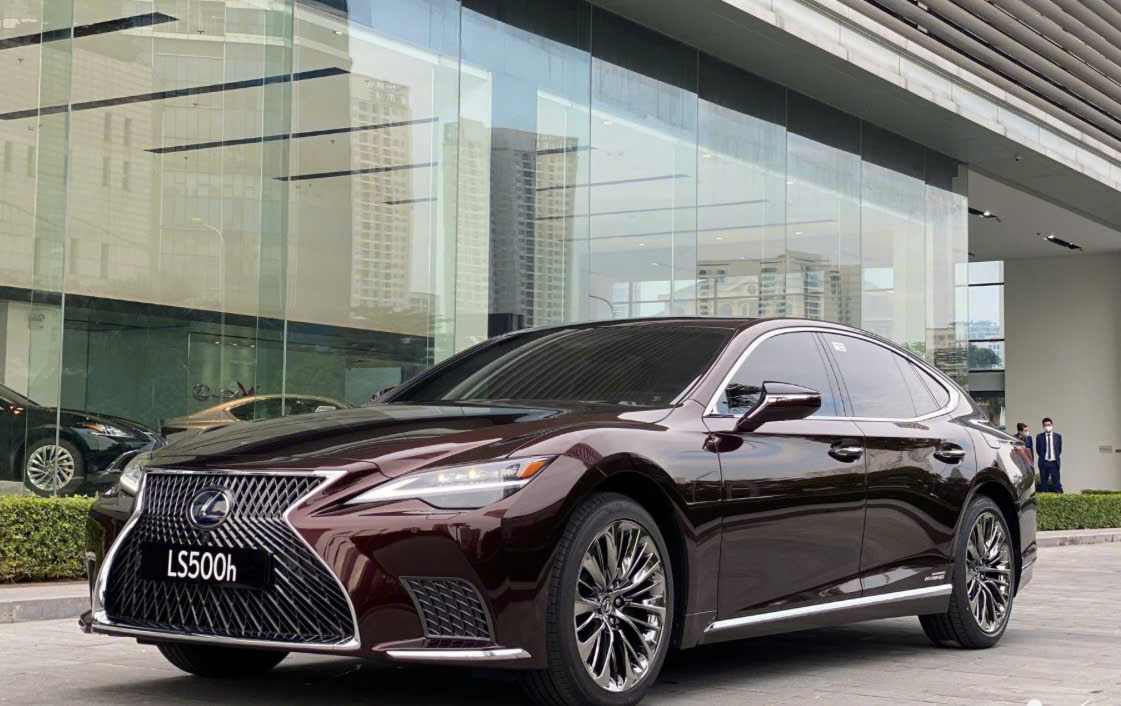 Lexus LS 500h c&oacute; mức điều chỉnh giảm gi&aacute; cao nhất 330 triệu đồng, đưa gi&aacute; ni&ecirc;m yết c&ograve;n 8,03 tỷ đồng. (Ảnh: Ngọc Th&agrave;nh)