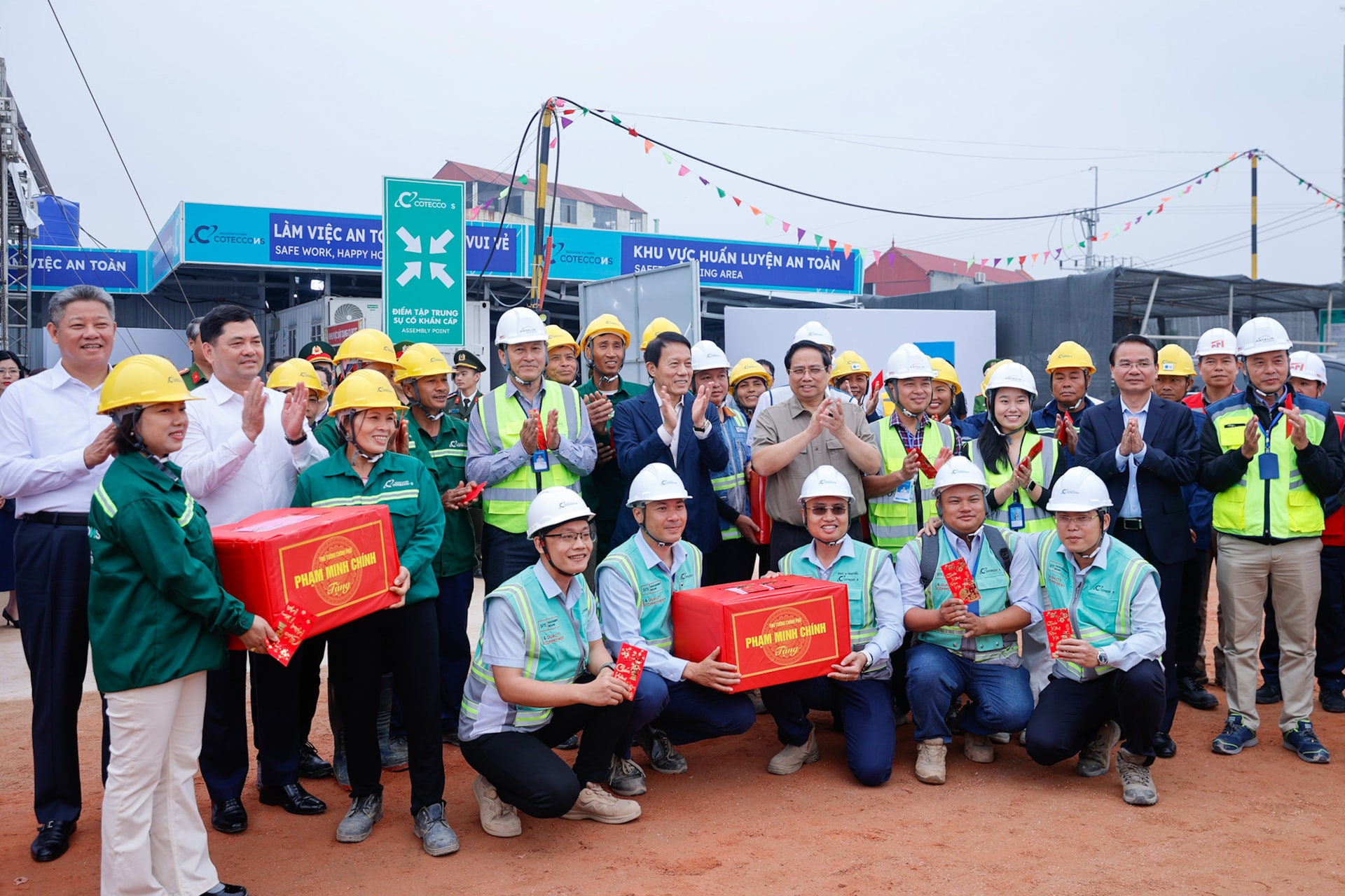 Thủ tướng kiểm tra, động vi&ecirc;n c&ocirc;ng nh&acirc;n thi c&ocirc;ng dự &aacute;n Cảng h&agrave;ng kh&ocirc;ng quốc tế Gia B&igrave;nh.