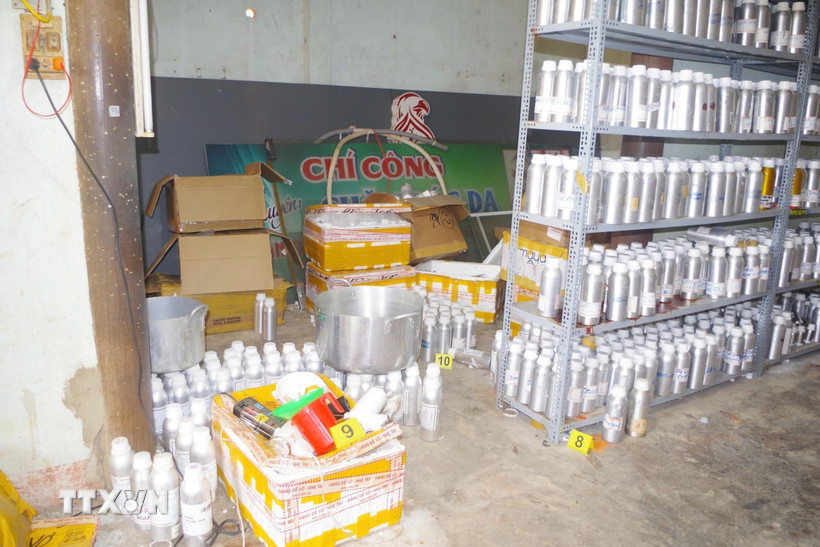 Tìm bị hại trong vụ sản xuất, buôn bán hàng chục ngàn chai nước hoa giả