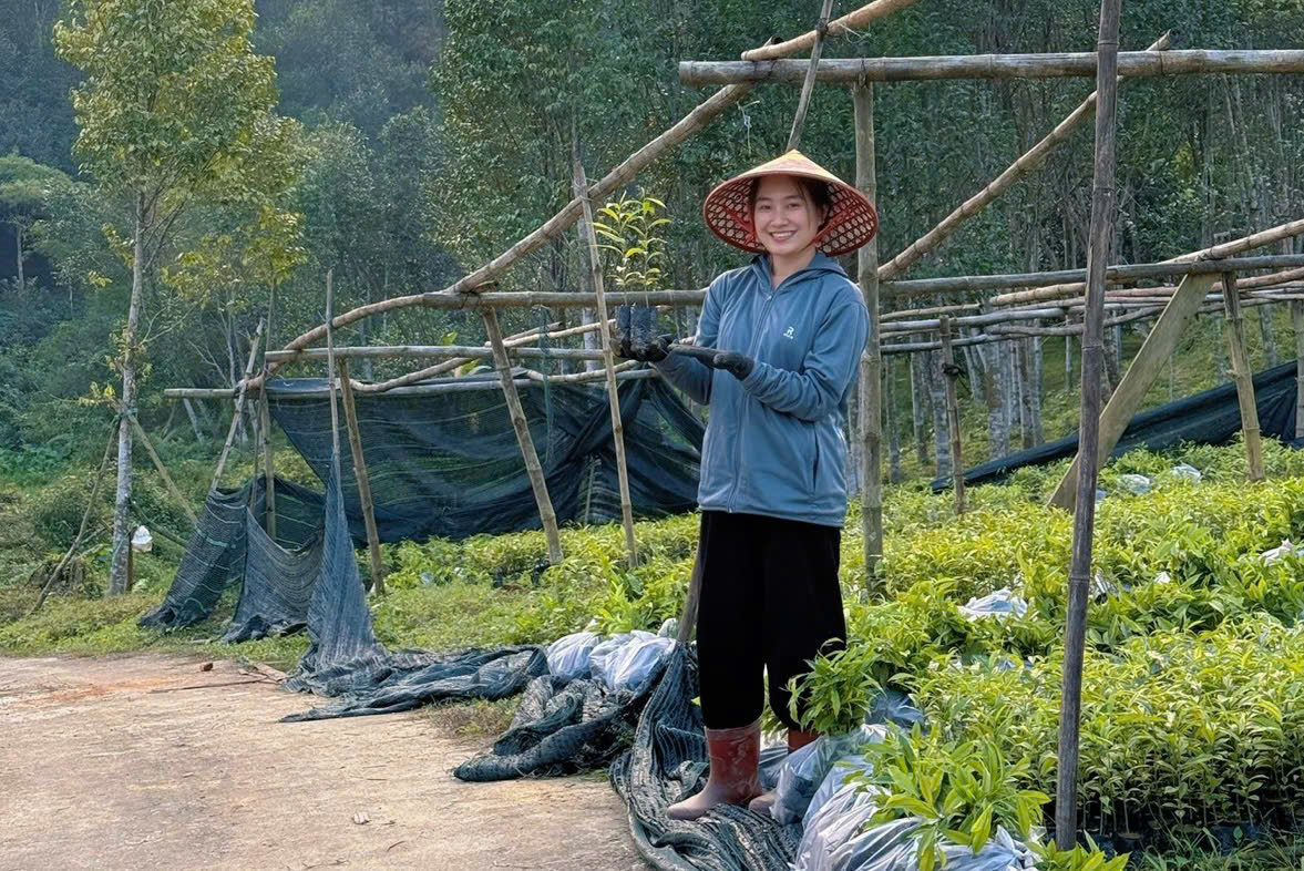Từ công việc ổn định nơi đô thị, cô gái trẻ trở về quê phát triển nghề trầm hương