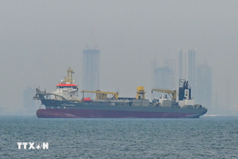 Tắc nghẽn tại eo biển Hormuz, các quốc gia vùng Vịnh cắt giảm sản lượng dầu