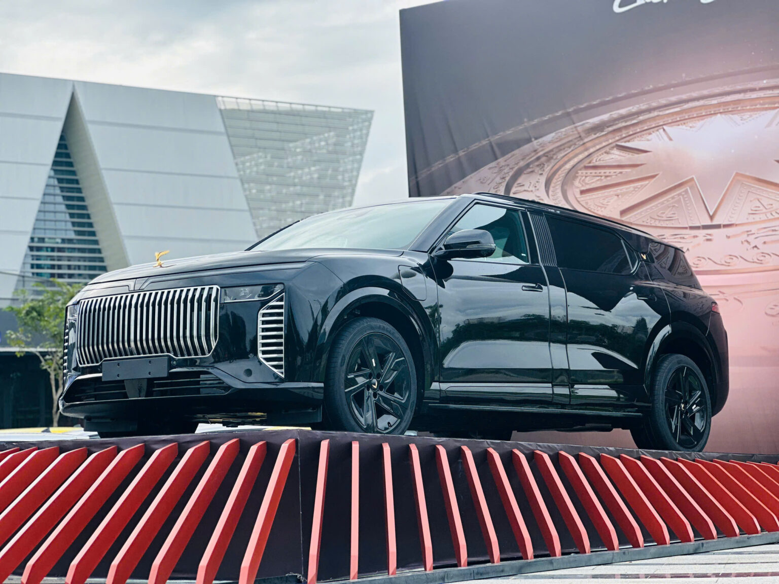 Lạc Hồng 800S trên bản đồ SUV hạng siêu sang