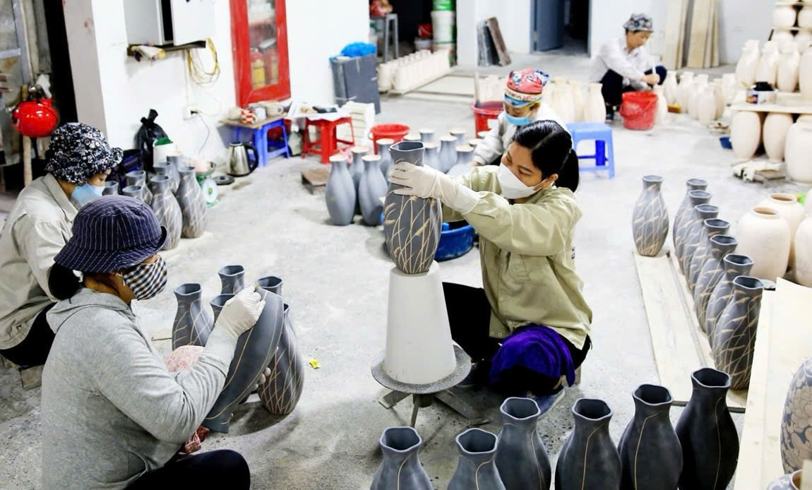 Sản phẩm l&agrave;ng gốm sứ B&aacute;t Tr&agrave;ng đ&atilde; đến với nhiều quốc gia. (Ảnh: T&ugrave;ng Nguyễn)